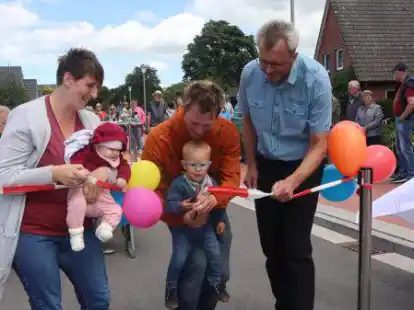 Die J&uuml;ngsten haben den Vortritt:  Der eineinhalb Jahre alte Theo Sander &ndash; unterst&uuml;tzt von seinem Vater &ndash; schnitt das Trassierband durch, um das Blumenviertel nach der Sanierung offiziell freizugeben. Maite Remde (eineinhalb Monate) mit ihrer Mutter beobachte die Aktion genau. B&uuml;rgermeister J&ouml;rg Pieper freute sich mit ihnen.