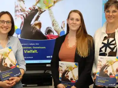 Stellten die Vielfalt des neuen Programmheftes der Kreisvolkshochschule Vechta vor: Nina Trottnow (Familientreff, von links), Charliene S&ouml;lter (P&auml;dagogische Mitarbeiterin) und Ulrike Ripke (P&auml;dagogische Leiterin)