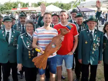 Marcel Meemken (mit dem Adler in der Hand) ist der neue Sch&uuml;tzenk&ouml;nig in Neuscharrel. Sein Prinzgemahl ist Sebastian P&uuml;nter (rechts neben ihm). Mit den beiden freut sich der gesamte Sch&uuml;tzenvorstand.