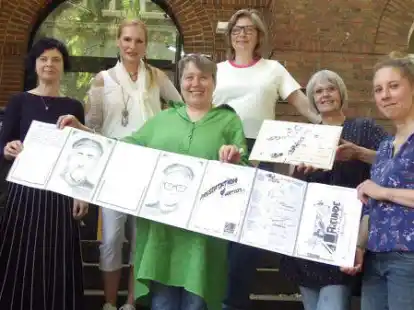 Die K&uuml;nstlerinnen Jael Benar, D&ouml;rte Putensen, Gabriele B&ouml;chl, Dr. Stephanie Ritterhoff, Beate Lama und Laura Keppel waren im k&uuml;nstlerischen Briefwechsel mit Oldenburgs Partnerst&auml;dten, aus dem nun eine Ausstellung im Foyer der Kinderbibliothek hervorgegangen ist. Foto: Jinke Fanselau/Ulli Bohmann