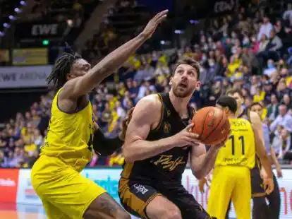 Wechselt das Team: Letzte Saison spielte Owen Klassen (rechts) noch im Trikot der L&ouml;wen Braunschweig gegen die Baskets (um Tai Odiase, wechselt zu Germani Brescia), in der kommenden Saison spielt der kanadische Center f&uuml;r Oldenburg.