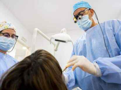 Zahnschmerzen und ein positiver Coronatest f&uuml;hren oft dazu, dass Behandlungen verweigert werden (Symbolbild).