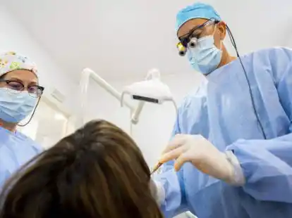 Zahnschmerzen und ein positiver Coronatest f&uuml;hren oft dazu, dass Behandlungen verweigert werden (Symbolbild).