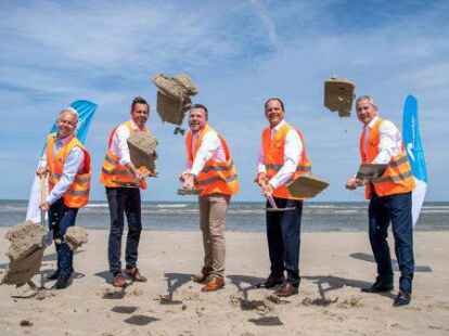 Carsten Lehmk&ouml;ster (von links), Gesch&auml;ftsf&uuml;hrung Amprion Offshore, Olaf Lies (SPD), Umweltminister von Niedersachsen, Frank Ulrichs, B&uuml;rgermeister der Stadt Norderney, Hendrik Neumann, technischer Gesch&auml;ftsf&uuml;hrer von Amprion, und Peter Barth Gesch&auml;ftsf&uuml;hrung Amprion Offshore beim symbolischen Spatenstich f&uuml;r die zwei Offshore-Netzanbindungprojekte. Die Stromleitungen der Netzanbindungssysteme DolWin4 und BorWin4 sollen ab 2028 und 2029 Energie von Windparks auf der Nordsee zu den &Uuml;bertragungsnetzen am Festland transportieren. Die Kabel sollen auch unter der Insel Norderney verlaufen.