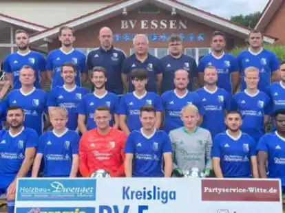 Der BV Essen (hinten, von links) mit: Niklas Gerullis, Marc Biermann, Torwart-Trainer Tom Bremersmann, Trainer Timi Kastanis, Betreuer Hannes Pille, David Pankratz, Ivan Buzynnikov, (Mitte, von links) Sergej Wagner, Jan Kaarz, Moritz Timphaus, Christoph Zurborg, Pablo Montesdeoca M&uuml;ller, Jens Niemann, Maik Struska, Lennart Engelke, Pascal Otten, (vorne, von links) Andrey Gotfrit, Lukasz Gruzdiew, Jonas Wiese, Tim St&ouml;hler,  Malte Germann, Samir Ali, Mohamed Magdisaeed; es fehlen: Pascal Raker, Patrick Otten, Hubertus Schmitz, Ludger Ostendorf und Team-Manager Georg Witte