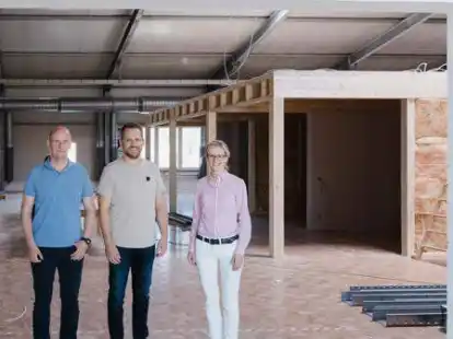 Daniel Kathmann vom Landkreis Vechta (von links), Philipp Niehues und B&uuml;rgermeisterin Dr. Henrike Voet stellen den Bau des Innovationscampus in Lohne vor.