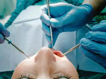 Auf nicht notwendige Besuche beim Zahnarzt verzichten Corona-Patienten nat&uuml;rlich besser. Doch was ist, wenn sie Schmerzen haben? Dann sind vorrangig Schwerpunktpraxen zust&auml;ndig.