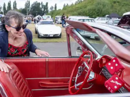 Hingucker: Frauke Gr&uuml;ll (links) bewunderte beim Big Bumper Meet einen Ford Galaxy 500XL aus dem Jahr 1964.