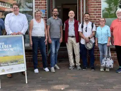 Vor dem &bdquo;Klima-Quartier&ldquo; in Steyerberg begr&uuml;&szlig;te Masterplanmanagerin Sabine Schr&ouml;der (dritte von links) die Delegation.