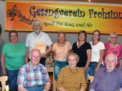 Der &bdquo;Frohsinn&ldquo;-Vorstand ehrte langj&auml;hrige Mitglieder: (hinten von links) Peter Grafe, Antje Paries-Theile, Dieter Rolf, Gertraud Kreye, Cornelia Deux, Yvonne Sch&uuml;tte, Gunda Wennekamp-Greger, Silke Niendorf sowie (vorne von links) Dieter Westphal, Gunda K&uuml;ther und Georg Ellinghausen.