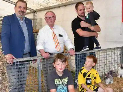 Stellvertretender B&uuml;rgermeister Bernd Stolle mit dem Vorsitzenden Heinz-Gerd Evers (v.l.) beim Rundgang durch die Schau.  Auch ein Streichelzoo war aufgebaut.