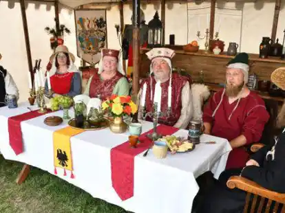 &bdquo;Camping Anno Domini&ldquo; am Falkensteinsee: Graf Johann III. von Oldenburg und seine Gattin Gr&auml;fin Mechthild von Oldenburg halten Hof auf dem Campingplatz in Steinkimmen.