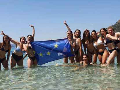 Gruppenbild nach dem M&uuml;llsammeln am Strand bei Formentor: Sch&uuml;lerinnen aus sechs L&auml;ndern nehmen an dem Erasmus-Projekt teil.