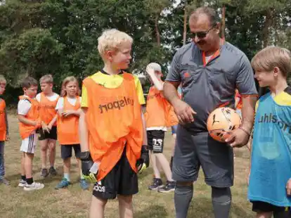 Treten mit ihren Teams gegeneinander an: der achtj&auml;hrige Klaas (links) und siebenj&auml;hrige Tom (rechts). Schiedsrichter Aslan Yenirce sorgte f&uuml;r ein faires Spiel.