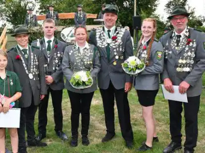 Das neue K&ouml;nigshaus: (von links) Thore Busch (Sch&uuml;lerk&ouml;nig und Sch&uuml;lervogelk&ouml;nig), Kinderk&ouml;nigin Nele Busch, Christof Hellmuth (Jugendk&ouml;nig), Jugendvogelk&ouml;nig Berend Kossen, K&ouml;nigin Ilka Schnier, K&ouml;nig Frank Strodthoff, Juniorenk&ouml;nigin Maraike Alfs und Altersk&ouml;nig Bernd Weete.