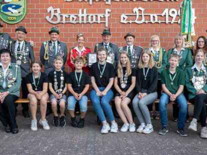 Das K&ouml;nigshaus: (hinten, von links) Ida Brinkert (Ehrendame), Heiner Freese (1. Adjutant der Alterssch&uuml;tzen), Carsten Sch&uuml;tte (Altersk&ouml;nig), Joachim Eilts (1. Adjutant der Herren), Bianca Scholz (K&ouml;nigsgemahlin), Marcus Rupp (Sch&uuml;tzenk&ouml;nig), Erwin Hirsch (2. Adjutant der Herren sowie der Alterssch&uuml;tzen), Maren Th&ouml;le-Meyer (1. Adjutantin der Damen), Ria Nordbrock (Damenk&ouml;nigin), Melanie Eilts (2. Adjutantin der Damen), Bernhard Demuth (Fahnentr&auml;ger) sowie Jette Brinkert; (vorn von links) Doris Wemken (K&ouml;nigin der K&ouml;niginnen), Svenja Eilts (1. Adjutantin der Kinder), Tjade Nordbrock (Kinderk&ouml;nig), Nick H&ouml;fel (2. Adjutant der Kinder), Ida Plate (1. Adjutantin der Sch&uuml;ler), Lara Nordbrock (Sch&uuml;lerk&ouml;nigin), Marla-Renee Sch&uuml;tte (2. Adjutantin), Maik Rogge (1. Adjutant der Jugend), Alexandra Einemann (Jugendk&ouml;nigin) sowie Janine Becker (2. Adjutantin)