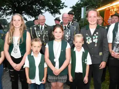 Auch das K&ouml;nigshaus des Nachwuchses ist seit 2019 in Hurrel im Amt. Von links:  Marie St&ouml;ver, Merle St&ouml;ver, Jarno Helmers, Lea Wieting, Jonas Helmers, Jannika Stolle und  Torge Stolle.