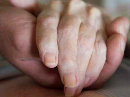 Ein Altenpfleger h&auml;lt die Hand einer Frau: F&uuml;r die Ausbildung von Sterbebegleitern erh&auml;lt der Ambulante Hospizdienst der Johanniter in Ahlhorn 24.000 Euro. (Symbolbild)
