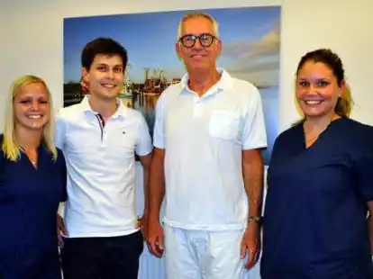 Zum Praxisteam geh&ouml;ren (von links) Jenny M&uuml;hlenbeck, Dr. Julian Henderson, Dr. J&ouml;rn Glock und Anna Terlinden.