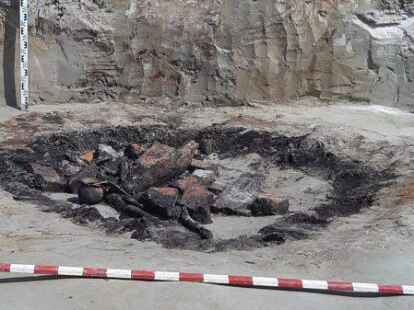 Steine und ein Kugeltopf in einem Brunnen verraten den Experten das Alter der Siedlung.