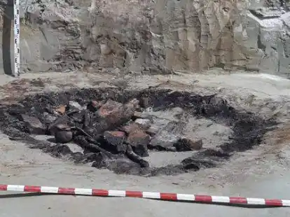 Steine und ein Kugeltopf in einem Brunnen verraten den Experten das Alter der Siedlung.