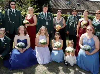 Die neuen K&ouml;nigsh&auml;user des Sch&uuml;tzenvereins Reekenfeld-Kamperfehn mit  K&ouml;nig Dieter Kleen und K&ouml;nigin Erika (Mitte hinten).