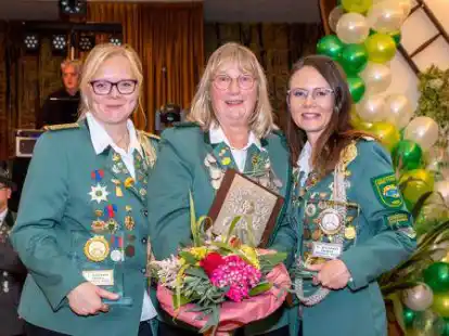 Gro&szlig;e Freude bei Ria Nordbrock (Mitte). Sie gewann das Damenk&ouml;nigsschie&szlig;en vor Maren Th&ouml;le-Meyer (links) und Melanie Eilts.