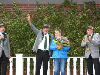 Die Proklamation des neuen Kaisers Helmut Imholte mit Kaiserin Beate nahmen der Pr&auml;sident Dirk Vahrmann (l.) und Adjutant Werner Roberg (r.) vor.