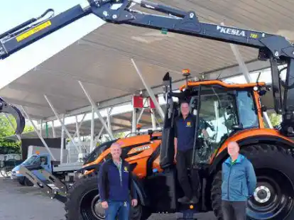 Freude &uuml;ber das neue Fahrzeug: Baubetriebshofleiter Werner Diener (von links), Fahrer Jens Janssen und Fachbereichsleiter G&uuml;nther Siefken mit dem neuen Traktor.