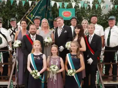 Gemeinsam mit dem neuen K&ouml;nigshaus samt K&ouml;nigspaar Roman und Kerstin Claa&szlig;en (Mitte) feierten die &bdquo;Gut Ziel&ldquo;-Sch&uuml;tzen  den K&ouml;nigsball.