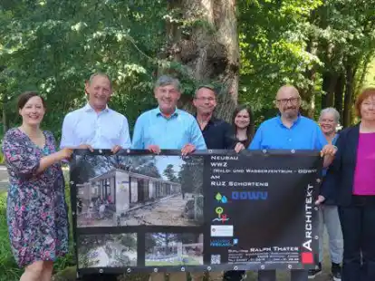 Ina Rosemeyer (RUZ Schortens), Christoph Kraft (OOWV), Gerhard B&ouml;hling (B&uuml;rgermeister), Ralph Thater (Architekt), Linda Thater, Andreas B&uuml;ttler (Stadt), Petra Kowarsch (Stadt) und Annette Groth (OOWV Bildung) stellen die Pl&auml;ne f&uuml;r das Wald-Wasser-Zentrum am Regionalen Umweltzentrum und Klosterpark Schortens vor. Sie stehen vor einer der 380-j&auml;hrigen Linden, die erhalten werden.