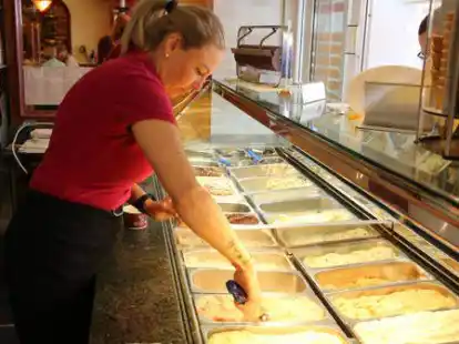 Eisverk&auml;uferin Anamaria hat alle H&auml;nde voll zu tun. Ein Kunde bestellte in diesem Moment f&uuml;nf Kugeln.