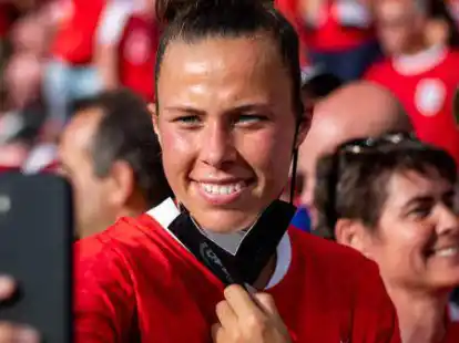 Nicole Billa macht bei der EM ein Selfie f&uuml;r Fans. Die &Ouml;sterreicherin, die f&uuml;r 1899 Hoffenheim spielt, war 2021 in Deutschland zur Fu&szlig;ballerin des Jahres gew&auml;hlt worden.