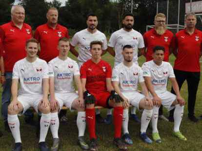 Fu&szlig;ball-Kreisligist SV Harkebr&uuml;gge setzt gro&szlig;e Hoffnungen in seine Neuzug&auml;nge, die die Verantwortlichen jetzt vorgestellt haben (hinten, von links): Trainer Uwe Villwock, Matthias Beelmann, Werner Schulte, Hani Hassan, Burak Odabasi, Timo Rippen, Frank Hinrichs, Tomas Basler sowie (vorne, von links) Justin Horn, Jens Meyer, Jan Witten, Dietrich Schremser und Maycoll Canizales