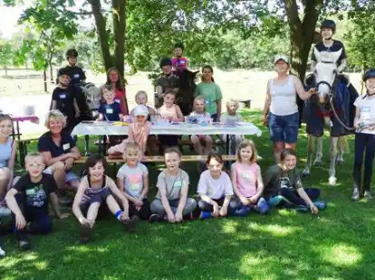 Ein schattiges Pl&auml;tzchen haben sich diese Teilnehmer des Ferienspa&szlig;-Camps auf dem Hof Borchers gesucht. Eine weitere Gruppe war gerade im Wald unterwegs, als dieses Foto gemacht wurde.