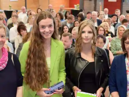 Auszeichnung f&uuml;r besondere Leistungen (von links): Petra Brockschmidt-L&uuml;cking (Klassenlehrerin HEP 3), Nina Thoben, Fiona Licher und Angelika Bartjen (Klassenlehrerin BQP 2)