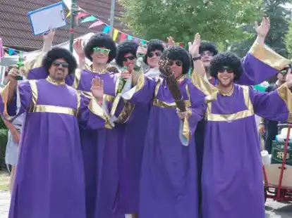 Schrill und bunt kost&uuml;miert geht es zu beim Besenwerfen in C&auml;ciliengroden.