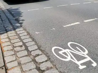 Radfahrer d&uuml;rfen jetzt auch die Fahrbahn benutzen. Darauf weisen die Piktogramme hin, wie hier auf der Huder Parkstra&szlig;e.