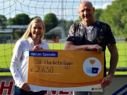 Scheck&uuml;bergabe: Silvana Terdues (epcan GmbH) &uuml;berreichte den symbolischen Spendenscheck in H&ouml;he von 2630 Euro an Hubert Ideler (1. Vorsitzender SV Harkebr&uuml;gge).