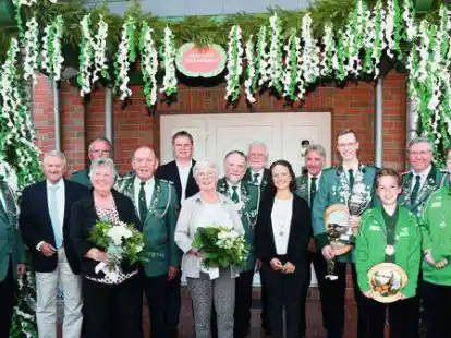 Von links nach rechts: Vorsitzender Alfred Dettmers, Ortsvorsteher Stefan Kleinert, Vorsitzender KSV Aurich Jann Rosenboom, Adjutanten Paar Alma und Karl Dirks, B&uuml;rgermeister Thomas Erdwiens, Sch&uuml;tzenk&ouml;nigin Hermine Nesic und neuer Sch&uuml;tzenk&ouml;nig Alfred Nesic, Gerold Heinze (OSB), Klaus Pabst, Jugendadjutantin Ilka Emkes, Jugendk&ouml;nig Marvin Conrads, Knabenk&ouml;nig S&ouml;ntke Stresow, 1. Stellv. Vorsitzender des KSV-Aurich Johann Eckhoff sowie Knabenadjutant Jonah Quidde.