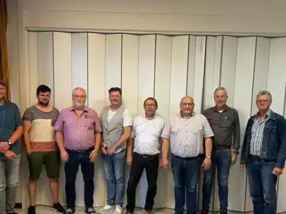 Alter und neuer Vorstand (von links): Stephan Greten, Daniel Gro&szlig;e Krogmann, Georg Bahlmann, Matthias Hilgefort, Werner Rolwers, Egon Renze, Hubert Meyer-Rohen und Josef Timme.