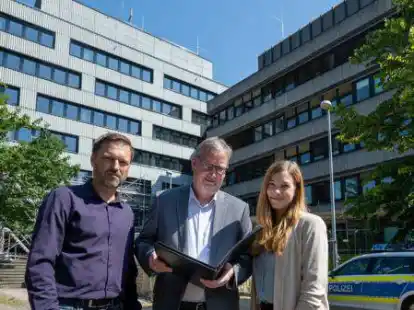 Bei der Baustellenbesichtigung (von links): Projektleiter und Architekt Tobias Haufe, Andreas Hodde (Verwaltungsleiter der Polizeiinspektion) und Baugruppenleiterin Katharina Rolfs von Staatlichen Baumanagement.