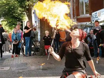 Im vergangenen Jahr: Viele Stra&szlig;enk&uuml;nstler, wie hier die &bdquo; Lady of Flame&ldquo;, lieferten eine tolle Show ab.