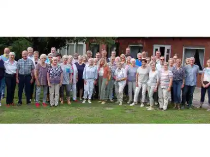 Die Vorstandsmitglieder Birgit Ehmann und Ulrike Buchholz (von rechts) sowie Gesch&auml;ftsf&uuml;hrer Tammo Seltmann (links) ehrten in einer Feierstunde Jubilare, die dem SV Nordenham seit 70, 60, 50 oder 25 Jahren angeh&ouml;ren.