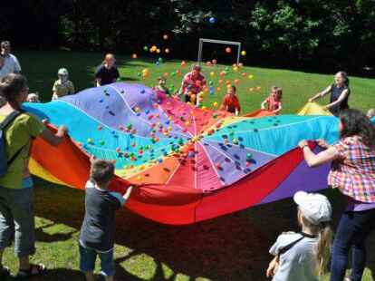 Drunter und dr&uuml;ber: Spiele mit dem riesigen Schwungtuch waren bei den Familiensonntagen immer sehr beliebt, wie dieses Archivbild zeigt.