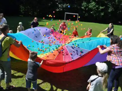 Drunter und dr&uuml;ber: Spiele mit dem riesigen Schwungtuch waren bei den Familiensonntagen immer sehr beliebt, wie dieses Archivbild zeigt.