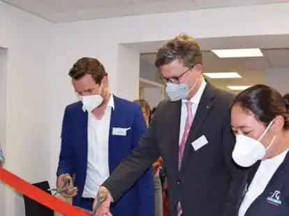 B&uuml;rgermeister Marcel Fangohr, der Vorsitzenden der Kassen&auml;rztlichen Vereinigung Niedersachsen (KVN) Mark Barjenbruch und &Auml;rztin Dr.Annick Goltz durchtrennten symbolisch das Band.