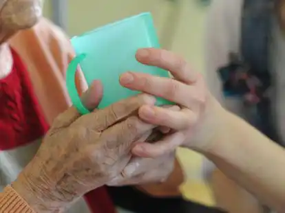 Viele Tipps f&uuml;r die Pflege zu Hause gibt es in den Kursen der Familien-Pflegeschule Hude.