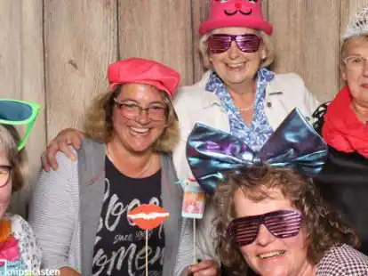 Die Landfrauen und ihre Ehreng&auml;ste hatten bei der Ladies-Night vom Frauenkreis Neuenkoop, bei der auch eine Foto-Box aufgebaut war, sichtlich Spa&szlig;.