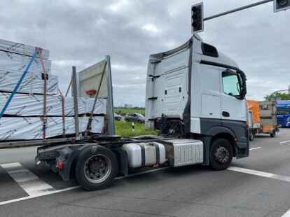 Auflieger l&ouml;st sich auf der B 212 von Sattelzugmaschine